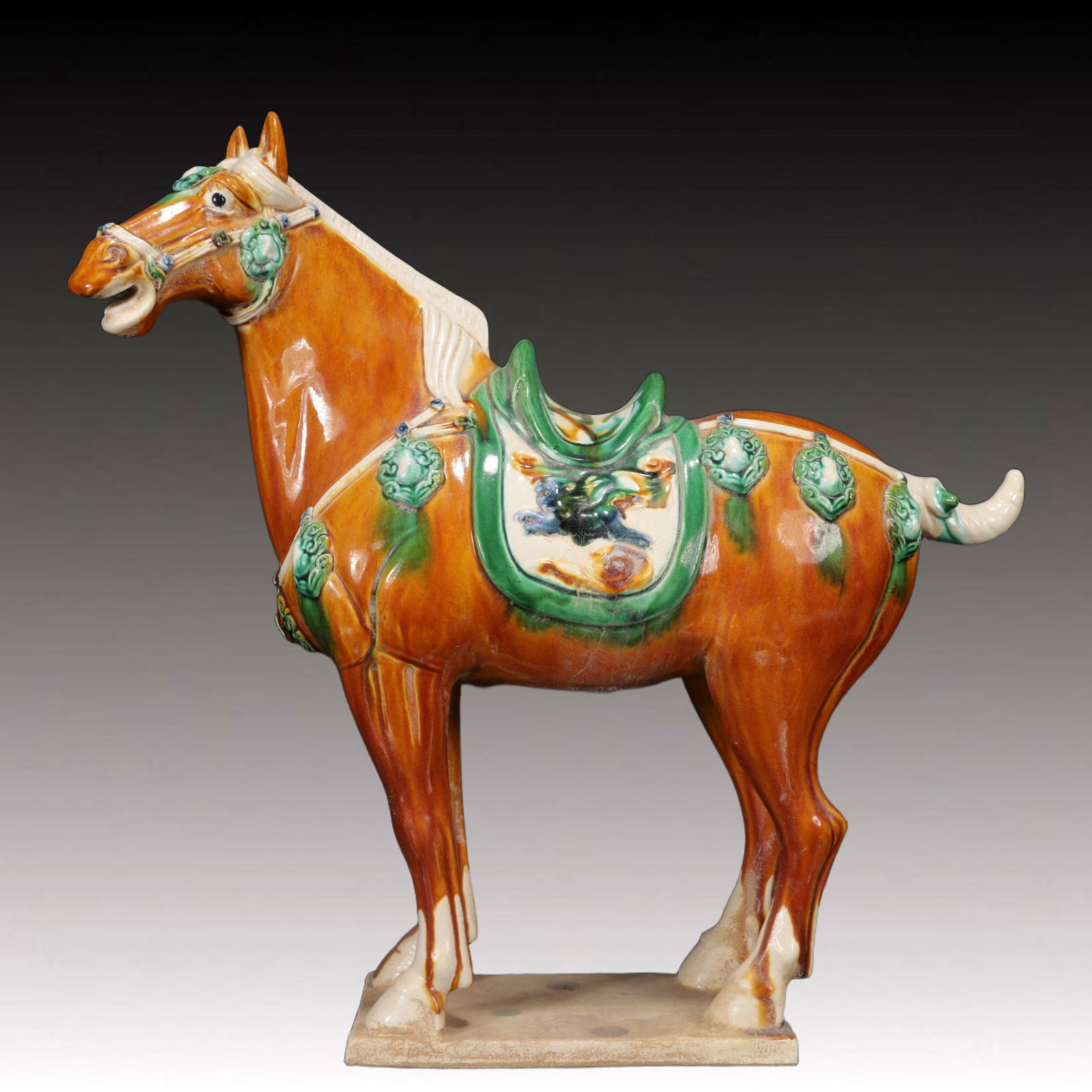 An Rare Tang Tri-Color Glazed Pottery Horse Ornament: An Rare Tang Tri-Color Glazed Pottery Horse Ornament,Tang Dynasty,China,Size:17.7inx4.7inx17.3in,Weight:4500g 唐三彩骏马摆件,中国唐代