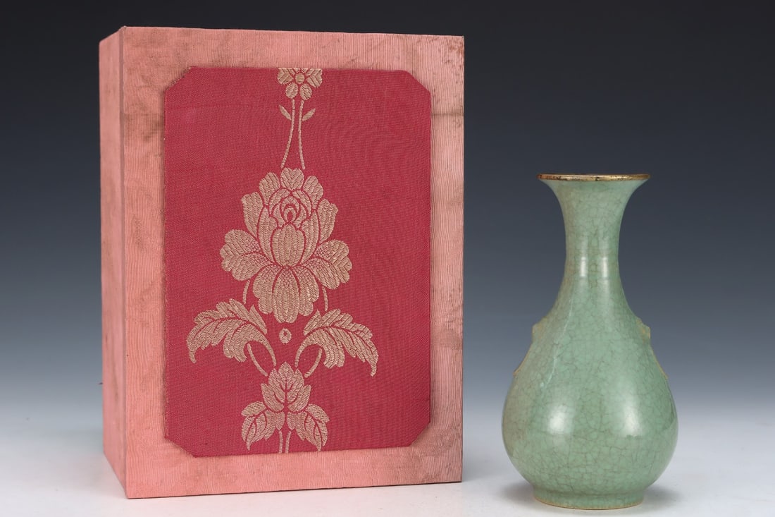 An Exquisite Ru yao Celeste Blue Glazed Cover with Gold Vase (1 of 8)