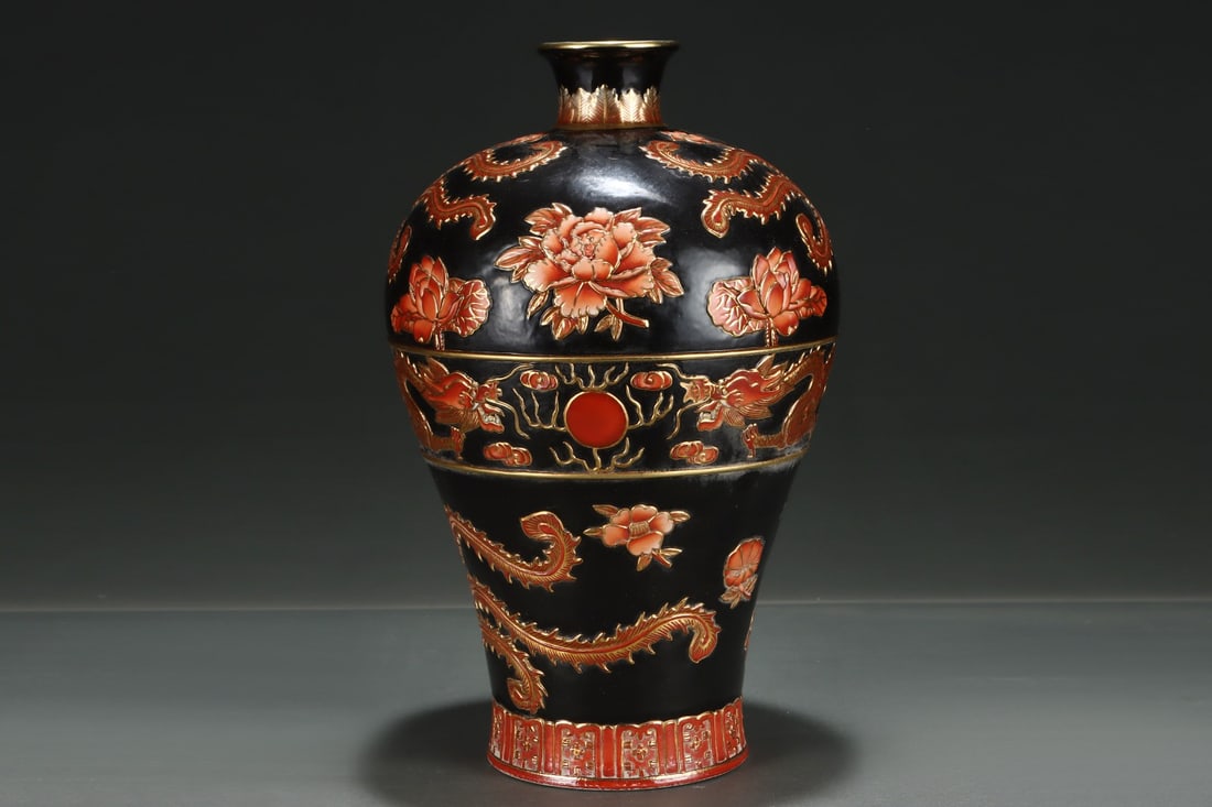 An Exquisite Ugyen Glazed Enamel Painted Gold Dragon and Phoenix Pattern Vase,with Chinese Vertical: An Exquisite Ugyen Glazed Enamel Painted Gold Dragon and Phoenix Pattern Vase,with Chinese Vertical Scroll Ink Painting on Silk,Qing Dynasty,China,Qianlong Six-character Mark,Size:(Without