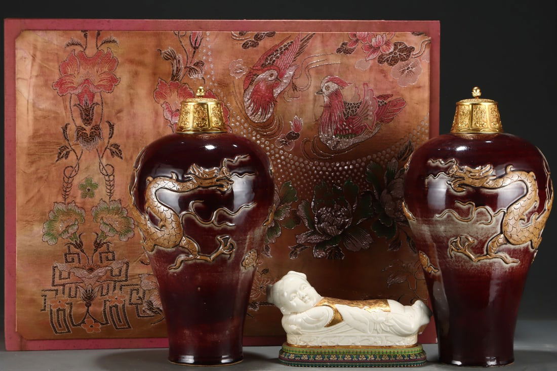 A Pair of Huge Ji Red Glazed Dragon Pattern Bottles (1 of 8)