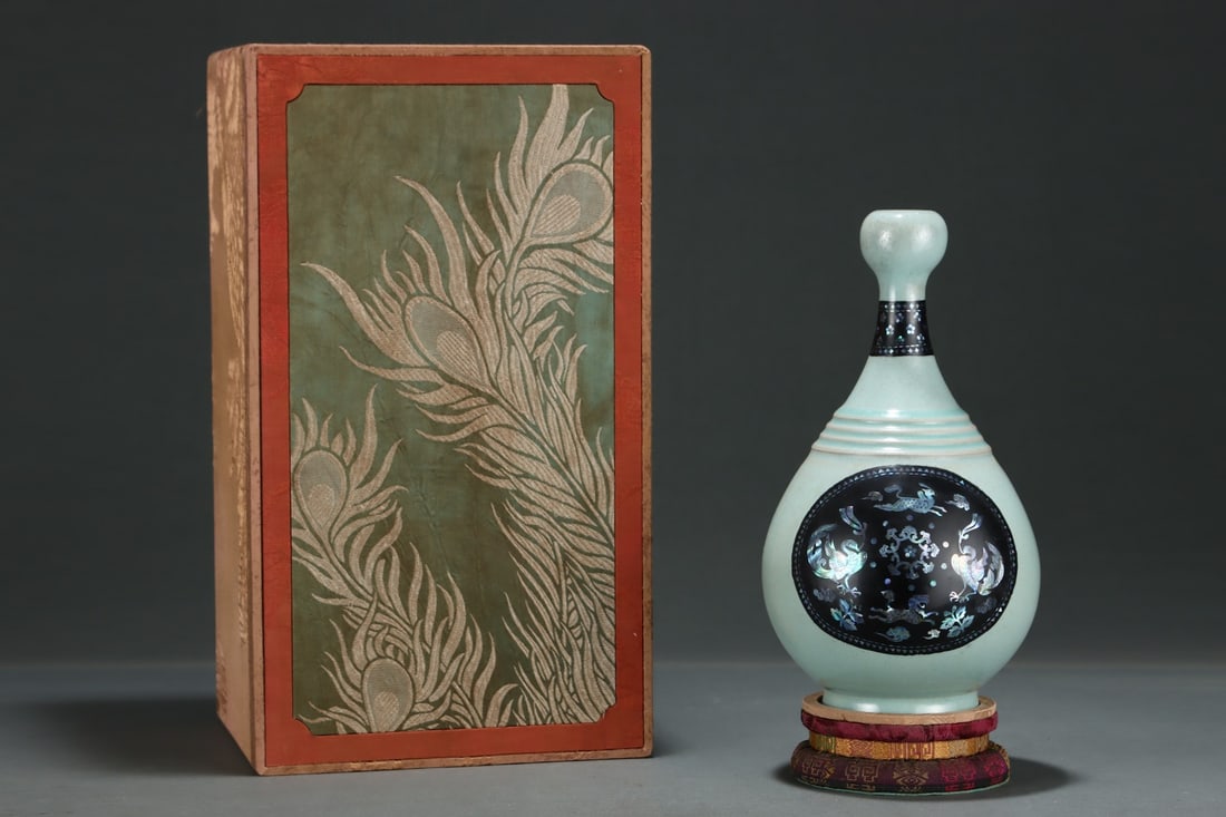 An Exquisite Ru yao Phoenix Pattern Vase: An Exquisite Ru yao Phoenix Pattern Vase,Size:11.1inx5.9in,Song Dynasty,China,with Mark 汝窑凤纹瓶,中国宋代,带款