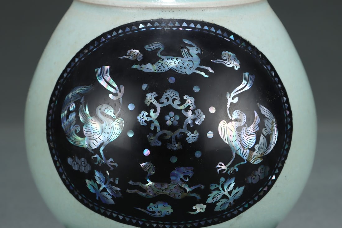 An Exquisite Ru yao Phoenix Pattern Vase - 2