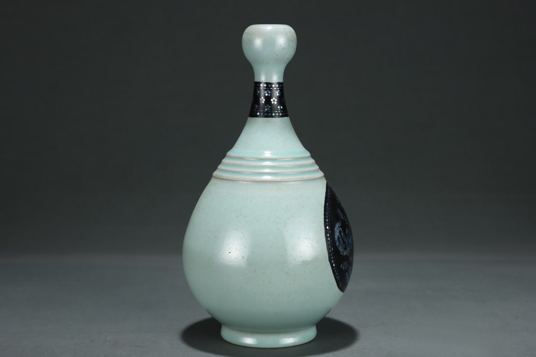 An Exquisite Ru yao Phoenix Pattern Vase - 3