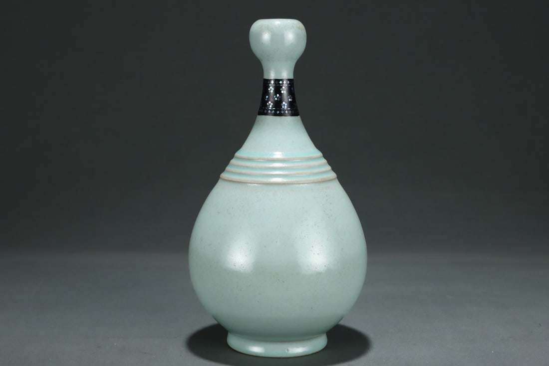 An Exquisite Ru yao Phoenix Pattern Vase - 4