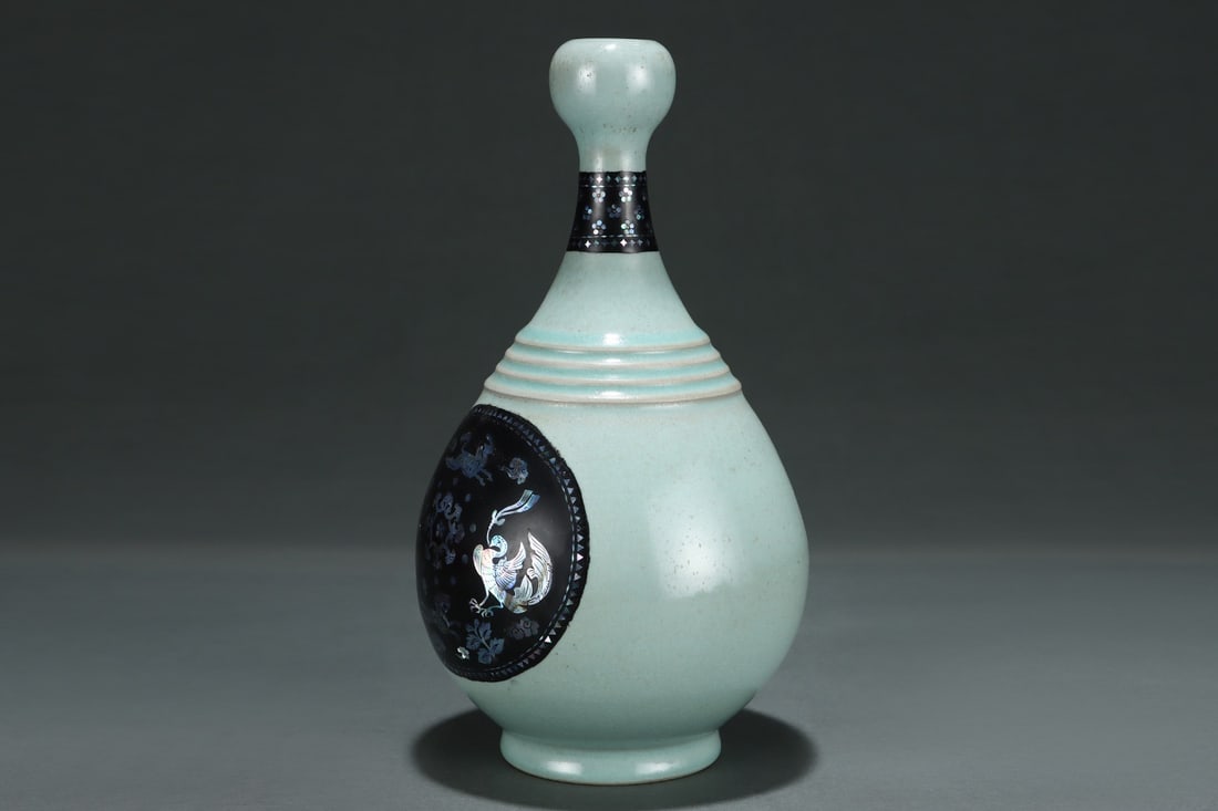 An Exquisite Ru yao Phoenix Pattern Vase - 5