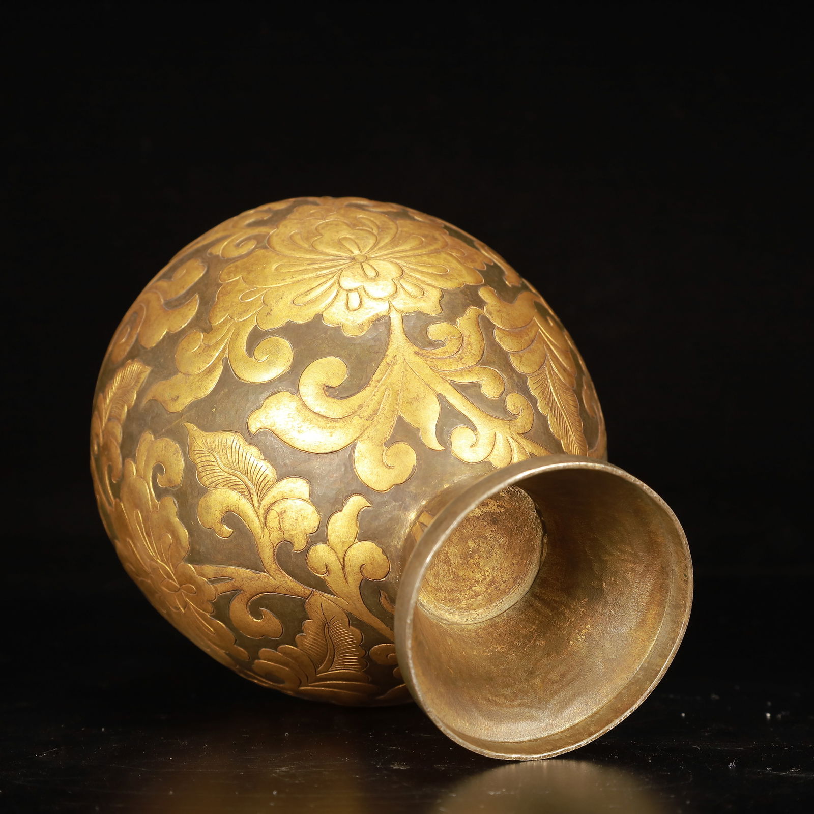 An Exquisite Gilt Bronze Flower Pattern Bottle - 12