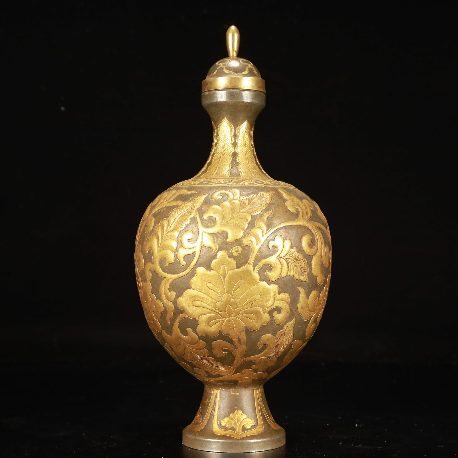 An Exquisite Gilt Bronze Flower Pattern Bottle (1 of 12)