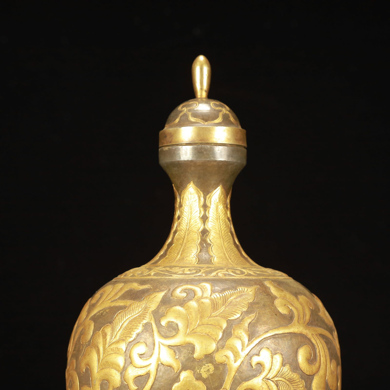 An Exquisite Gilt Bronze Flower Pattern Bottle - 2