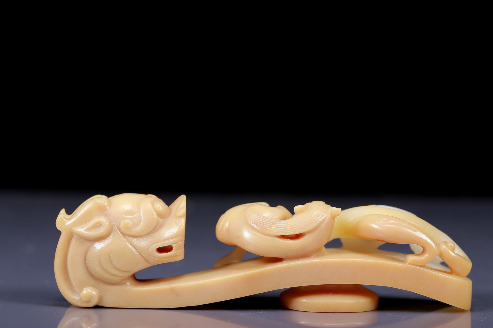 An Exquisite Yellow Jade Chi-Dragon Pattern Hook: An Exquisite Yellow Jade Chi-Dragon Pattern Hook, Qing Dynasty, China,Size:5.9inx1.2inx1.6in,Weight:260g 黄玉螭龙纹带钩，清代