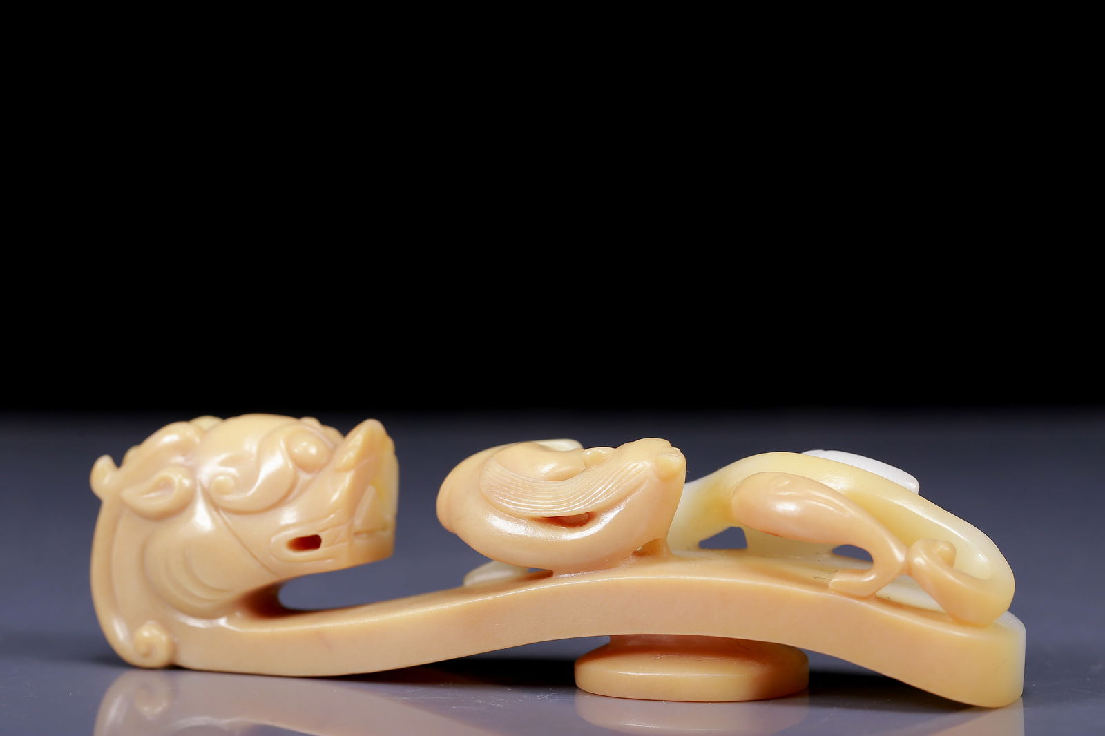 An Exquisite Yellow Jade Chi-Dragon Pattern Hook - 2