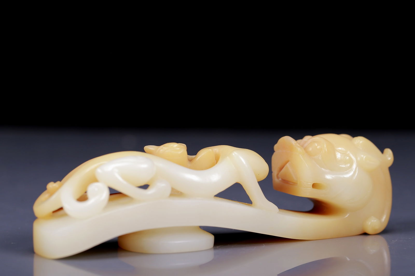 An Exquisite Yellow Jade Chi-Dragon Pattern Hook - 3