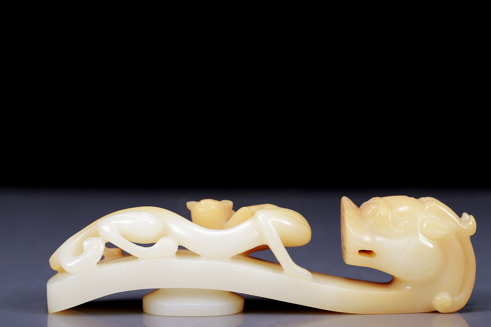 An Exquisite Yellow Jade Chi-Dragon Pattern Hook - 4