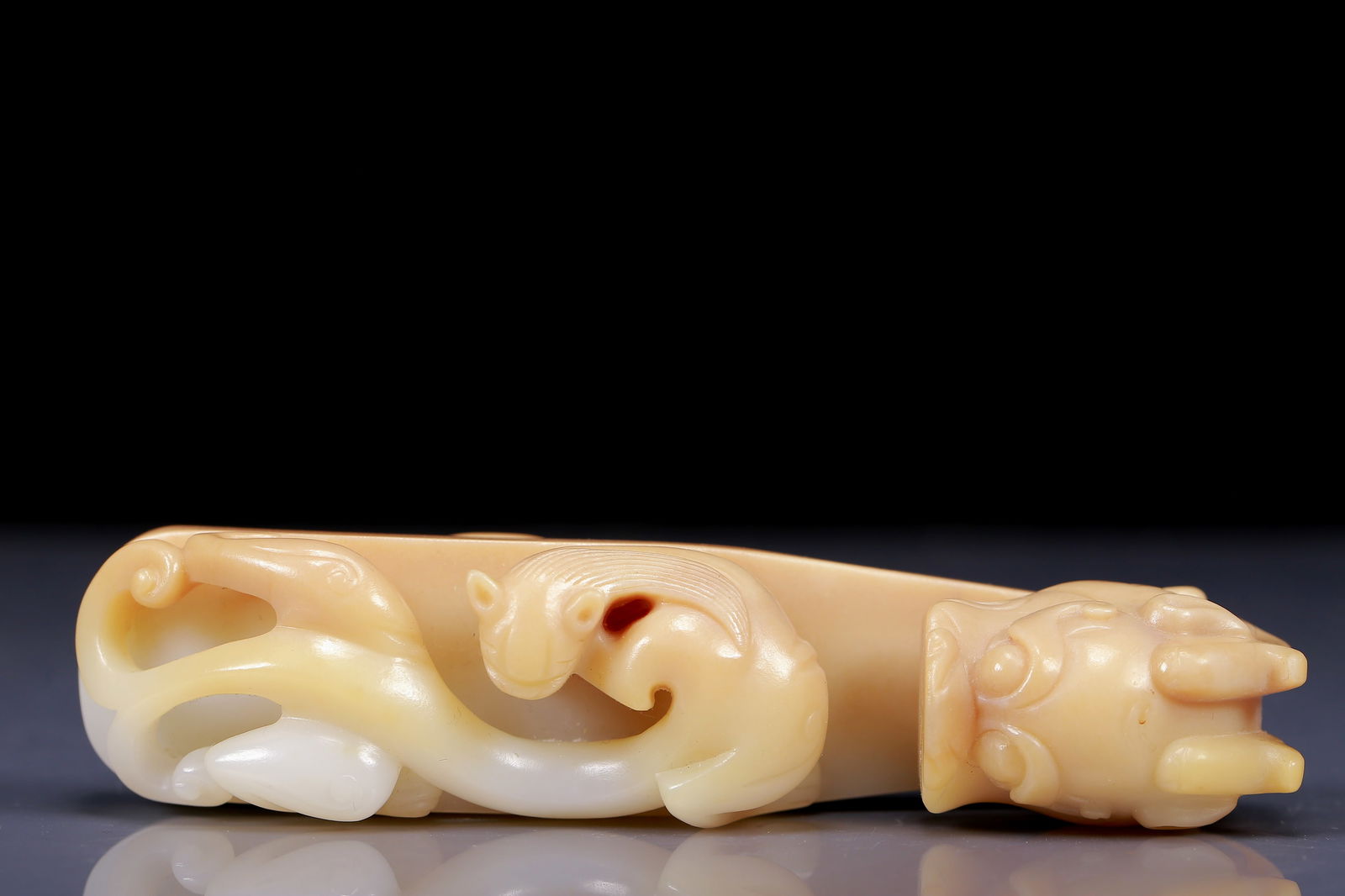 An Exquisite Yellow Jade Chi-Dragon Pattern Hook - 5
