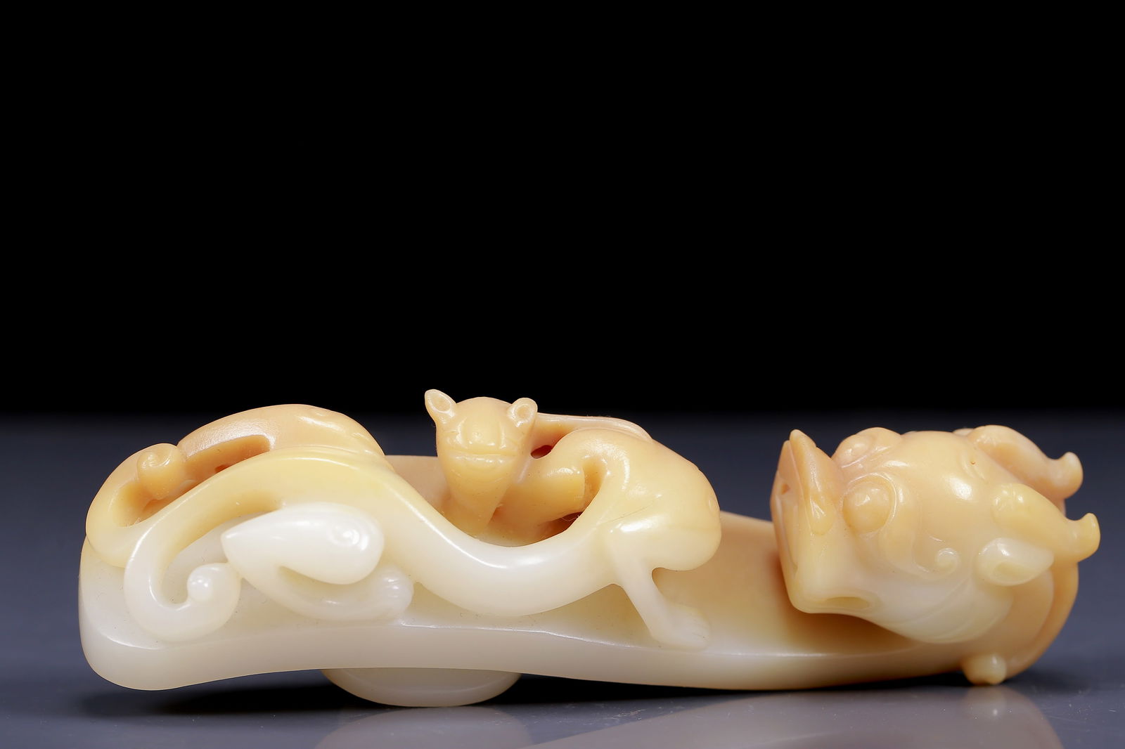 An Exquisite Yellow Jade Chi-Dragon Pattern Hook - 6