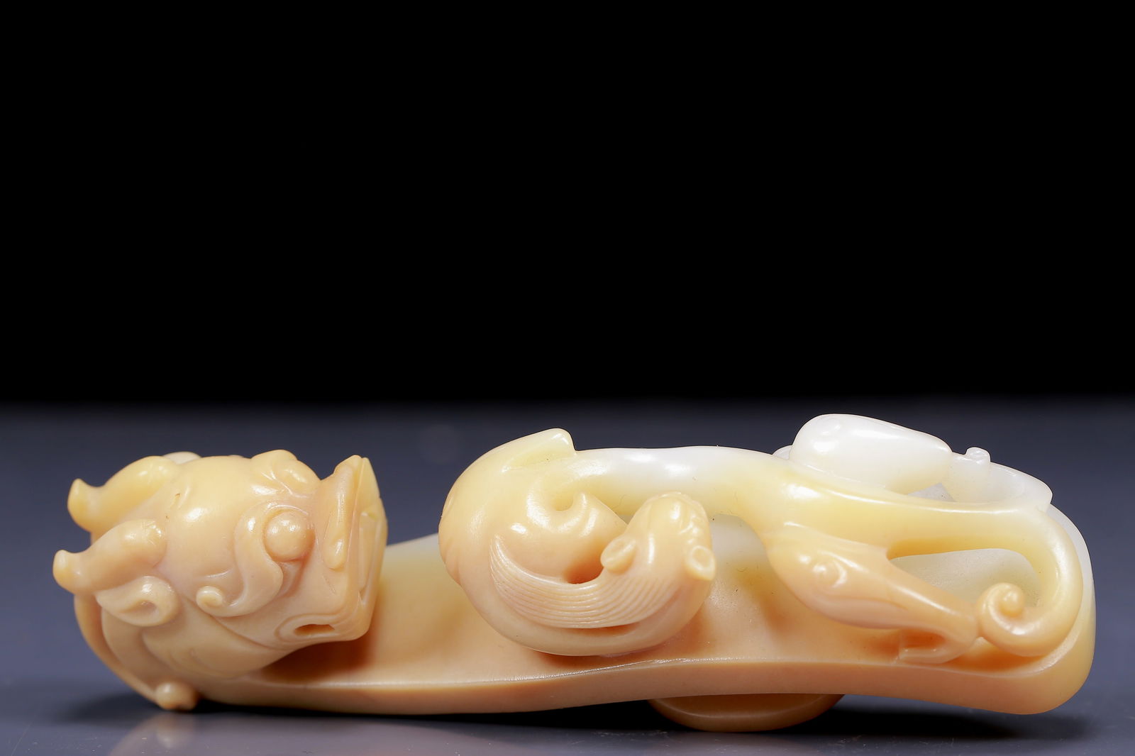 An Exquisite Yellow Jade Chi-Dragon Pattern Hook - 7