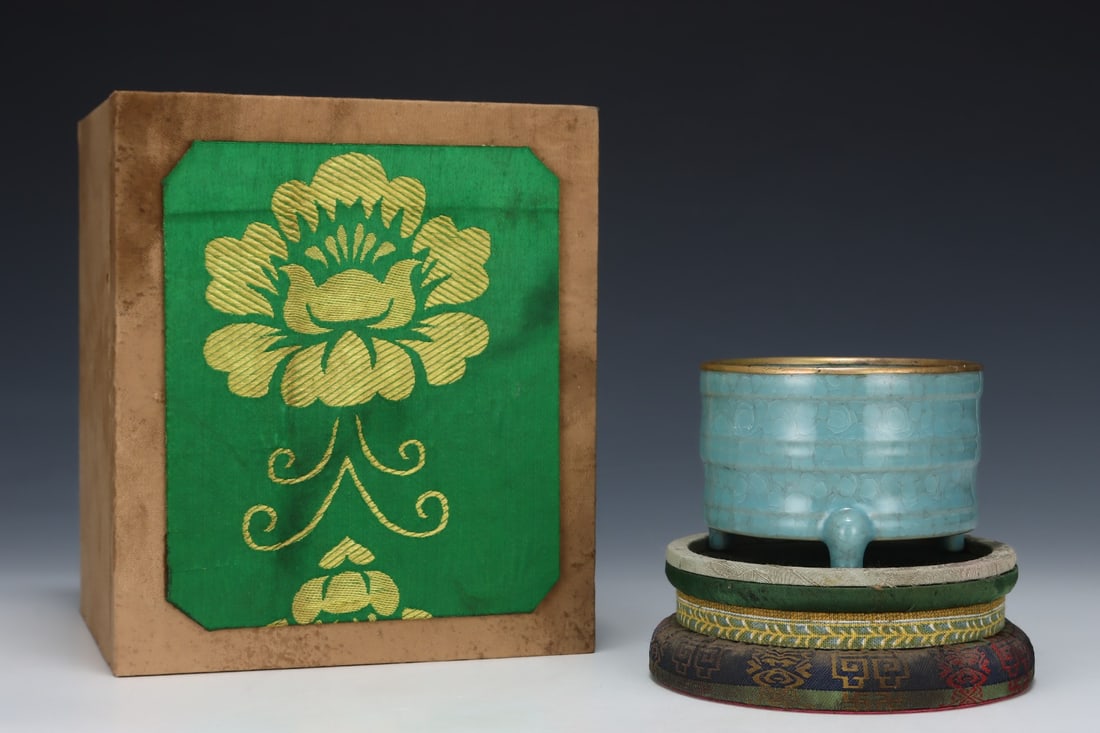 An Exquisite Ru yao Cover with Gold Tripod Censer,with an Imperial Poem by Emperor Qianlong: An Exquisite Ru yao Cover with Gold Tripod Censer,with an Imperial Poem by Emperor Qianlong,Song Dynasty,China,Size:3inx4.2in 