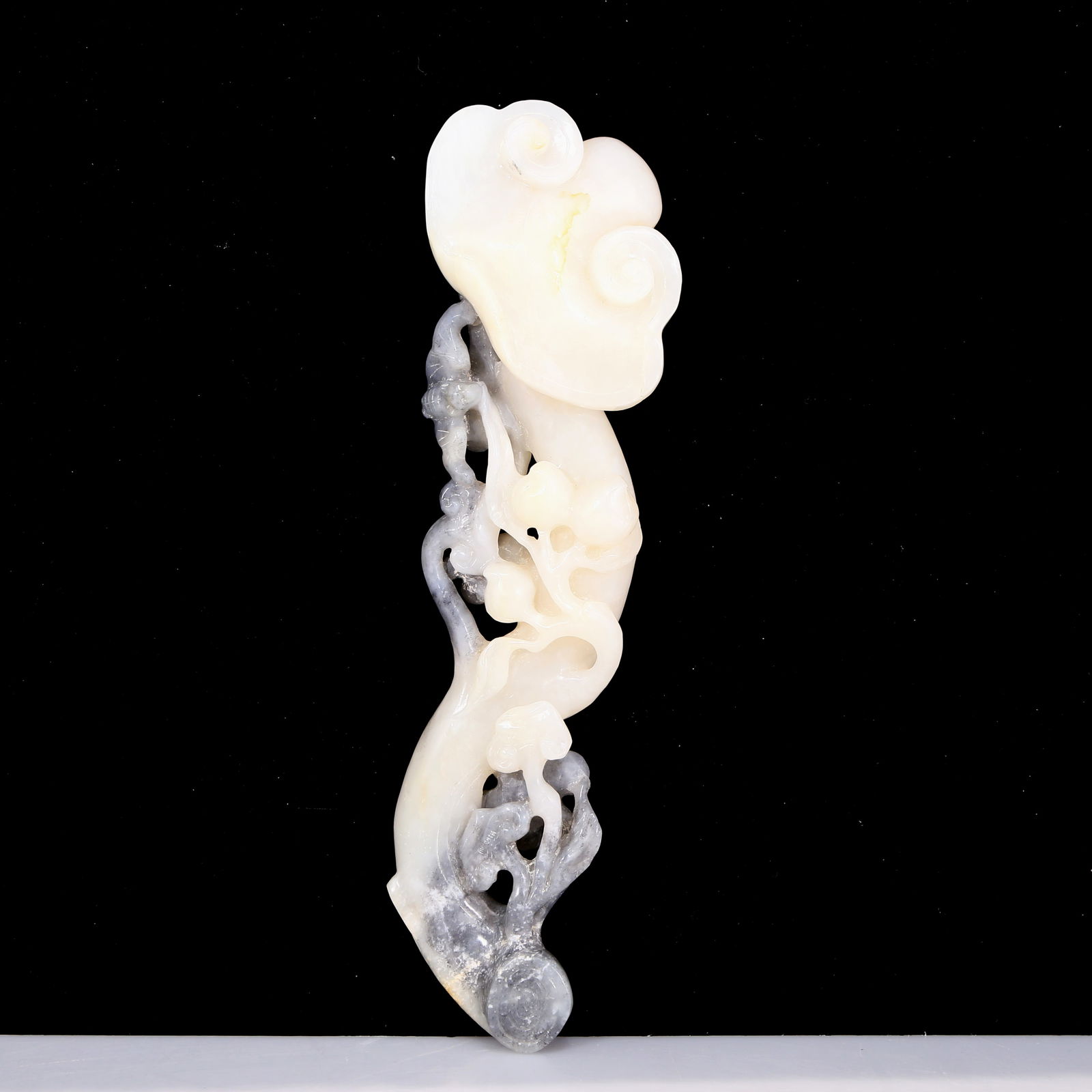An exquisite black and white jade with Ganoderma lucidum pattern ruyi: An exquisite black and white jade with Ganoderma lucidum pattern Ruyi, China's Qing Dynasty, jade exhibits delicate, delicate, warm and lustrous qualities. The craftsmanship is flawless, the design