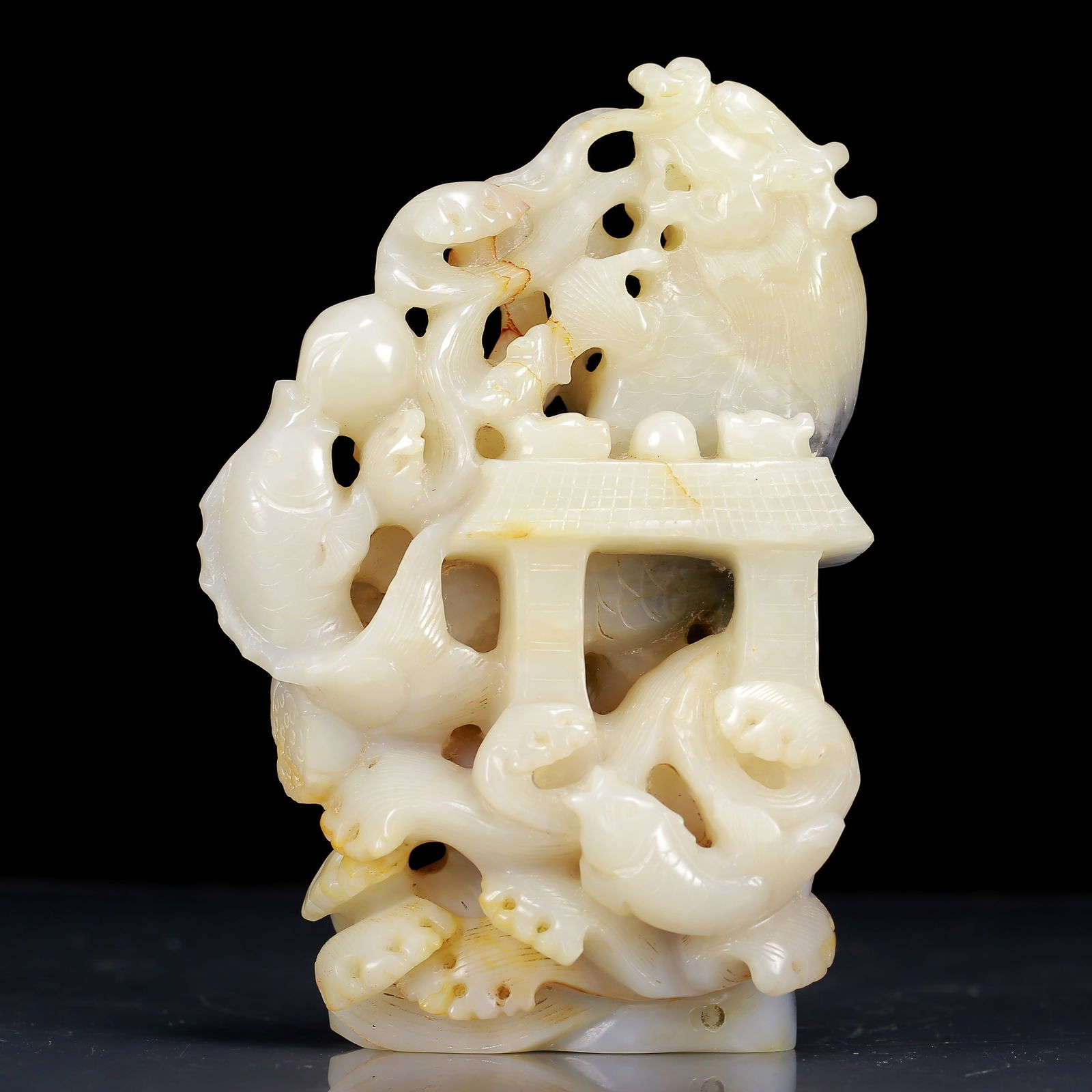 An Exquisite White Jade Fish Pattern Ornament: An Exquisite White Jade Fish Pattern Ornament,Qing Dynasty, China,Size: 4.7inx2.8inx7.9in,Weight:1735g 白玉鱼纹摆件，清代