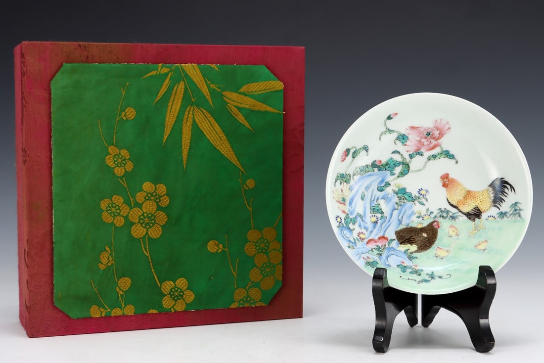 An Exquisite Famille-Rose Flower and Rooster Pattern Plate: An Exquisite Famille-Rose Flower and Rooster Pattern Plate,Qing Dynasty, China,Yongzheng Six-character Mark,Size:1.5inx6in 
