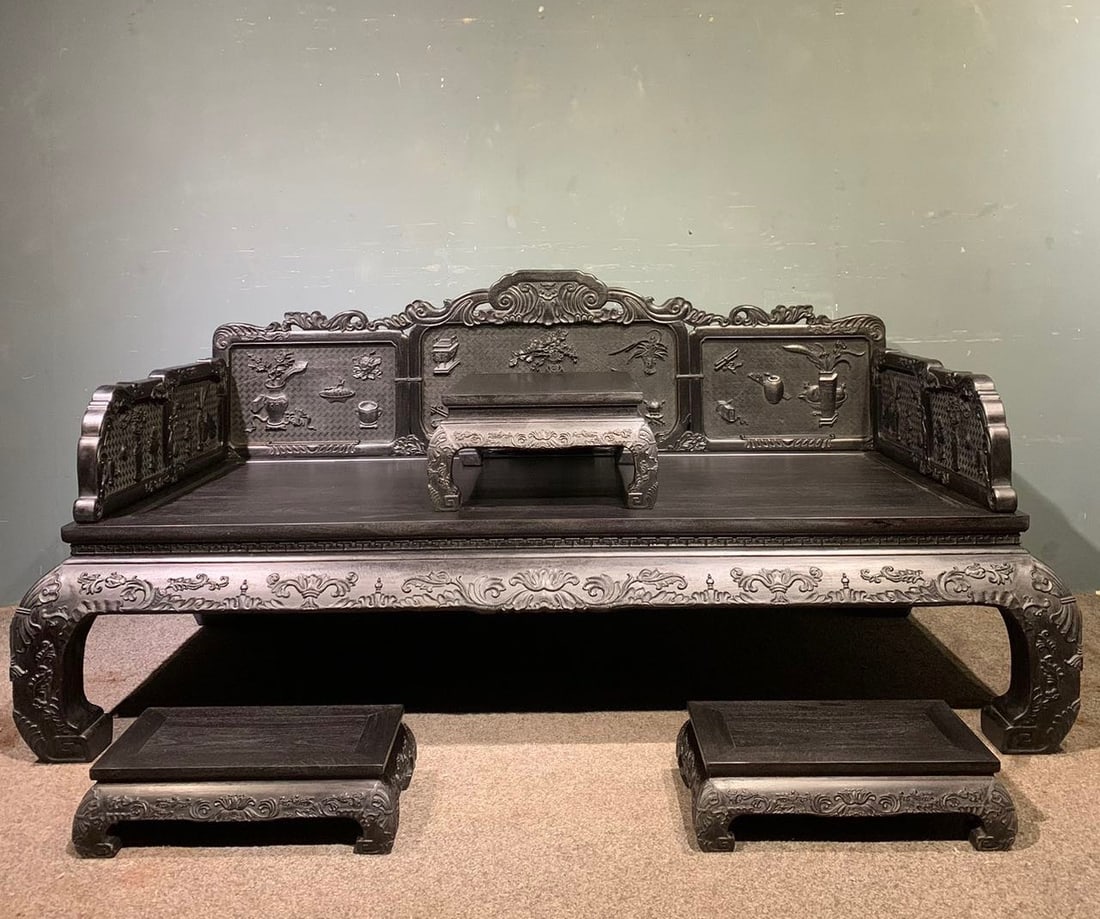 A Set of Huge Zitanwood Flower Pattern Beds: A Set of Huge Zitanwood Flower Pattern Beds,Qing Dynasty, China,Size:78.7inx39.4inx19.3in,(Total)40.6in,(Table)25.6inx17.7inx10.2in,(Footstool)19.7inx11inx5.9in 一套紫檀木