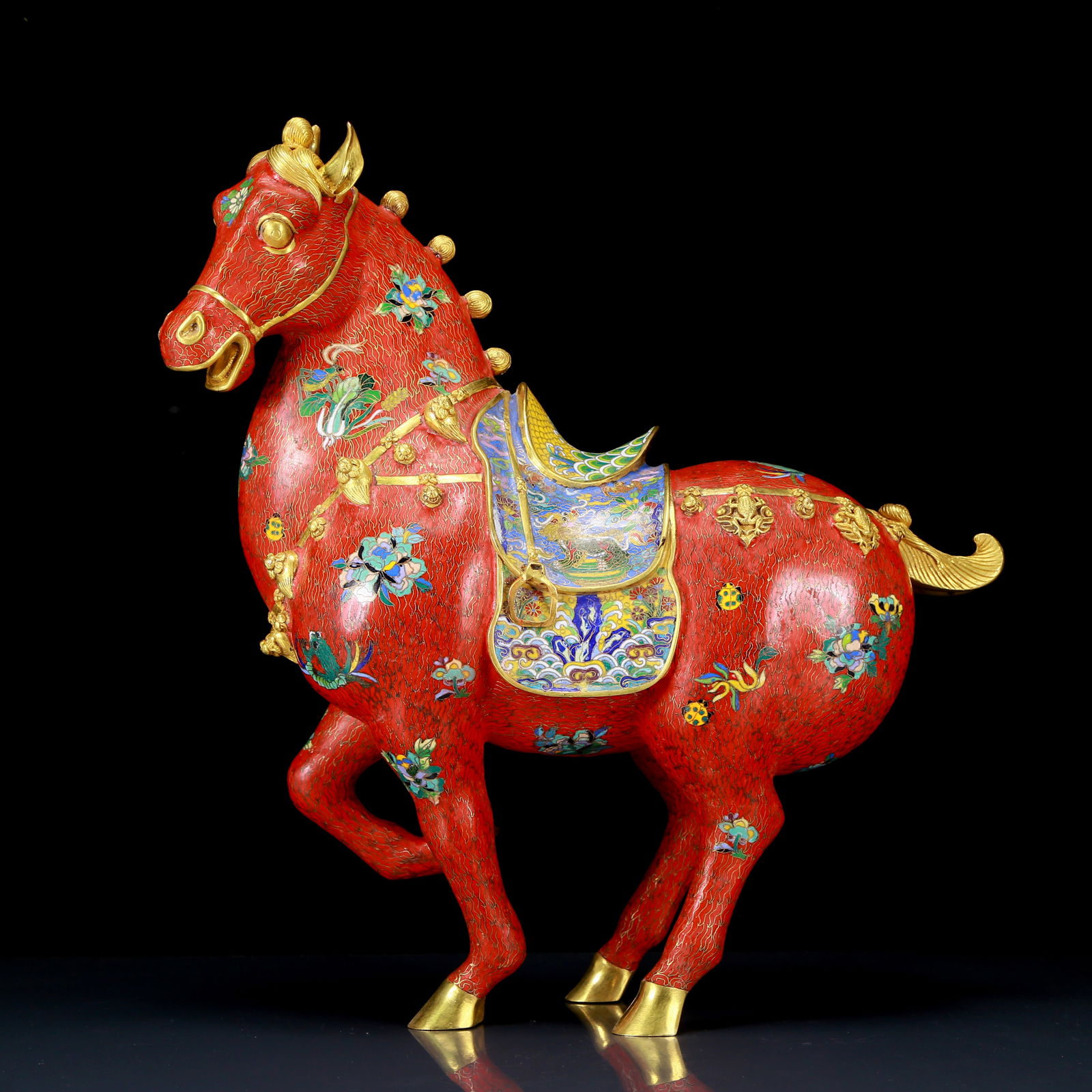 A perfect cloisonné horse ornament: A perfect cloisonné horse ornament, the application of filigree technology makes the decoration of this collection more delicate and three-dimensional. This collectible is functional as well as