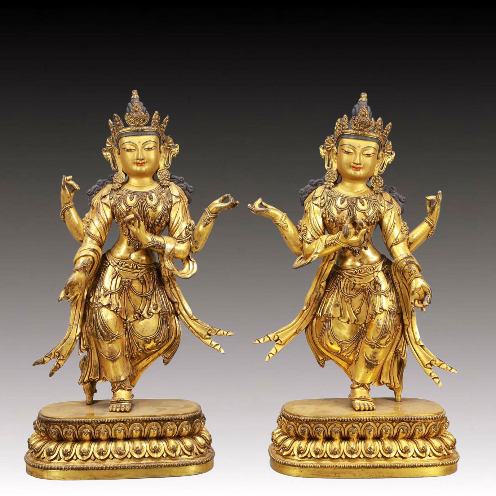 A Pair of Solemn Gilt Bronze Statue of Bodhisattva (1 of 18)