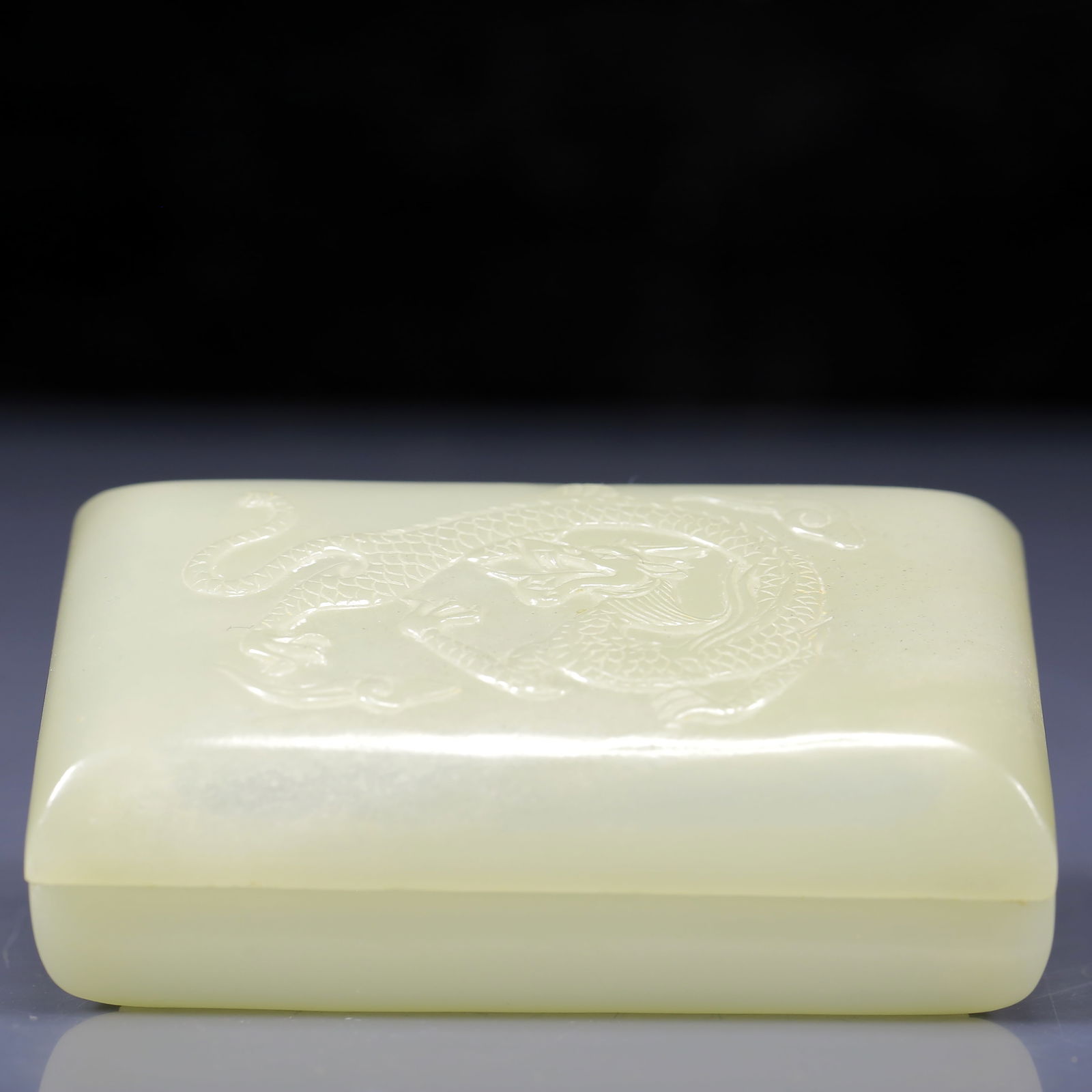 An Exquisite White Jade Dragon Pattern Box,with an Imperial Poem by Emperor Qianlong: An Exquisite White Jade Dragon Pattern Box,with an Imperial Poem by Emperor Qianlong,Qing Dynasty, China,Size:3.5inx2.2inx1.2in,Weight:105g 白玉龙纹盒，带