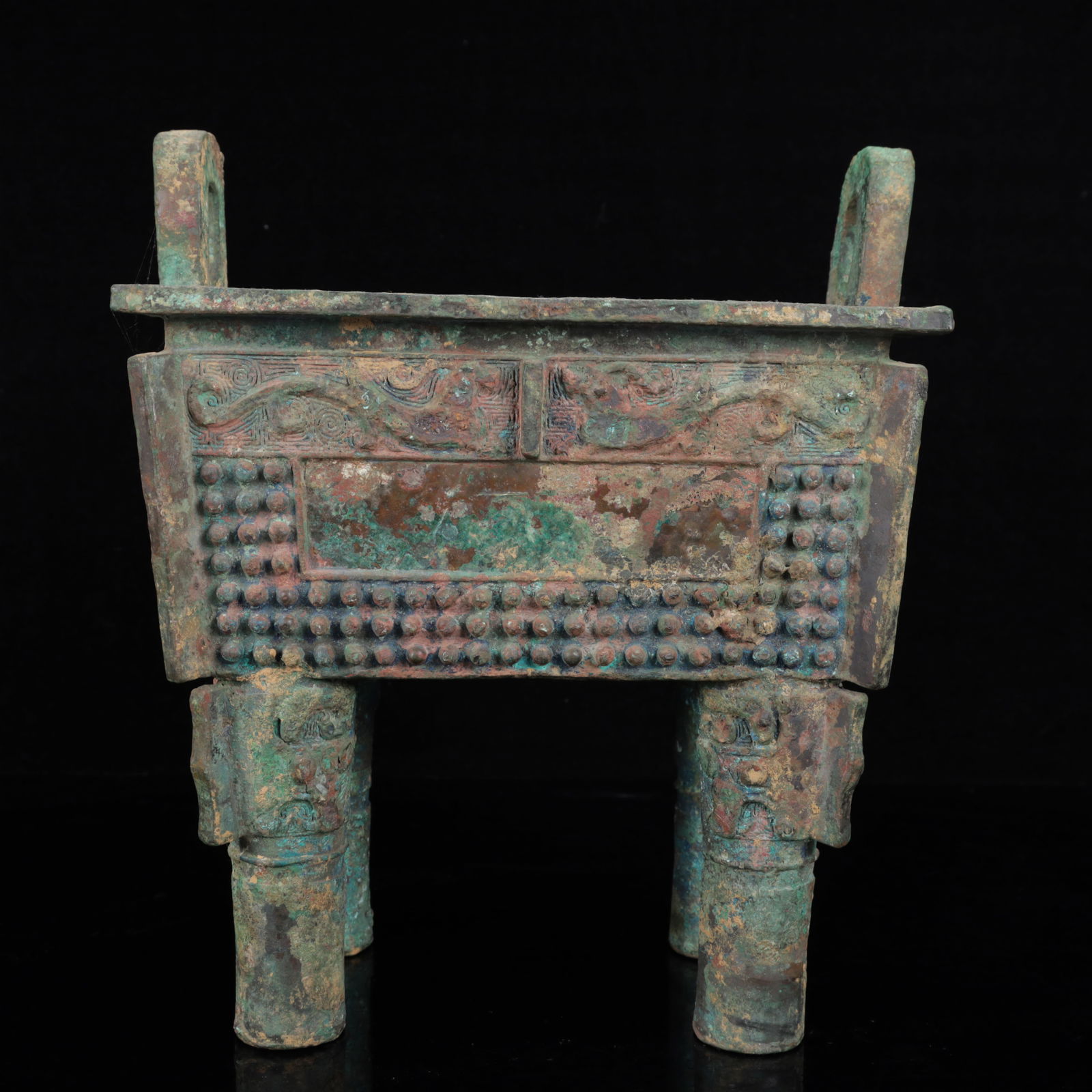 An Archaic Bronze Double-Ears Ding: An Archaic Bronze Double-Ears Ding,The Warring States period in China,Size:9.8inx7.5inx13.8in,Weight:5500g 青铜双耳鼎,中国战国时期