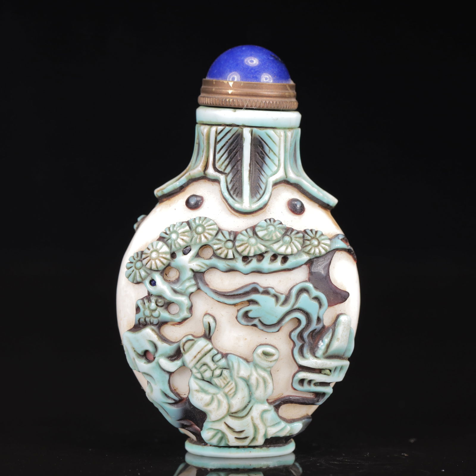 An Exquisite Glass Figure Pattern Snuff Bottle (1 of 8)