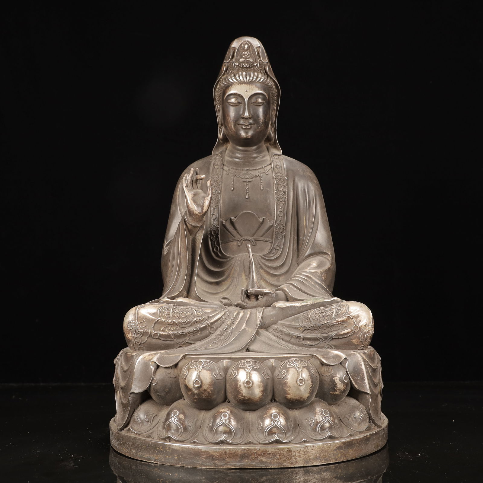 A Huge Silver-plated Copper Statue of Avalokitesvara: A Huge Silver-plated Copper Statue of Avalokitesvara,Qing Dynasty, China,Size:10.2inx10.2inx16.5in,Weight:4950g 铜镀银观音像,中国清代
