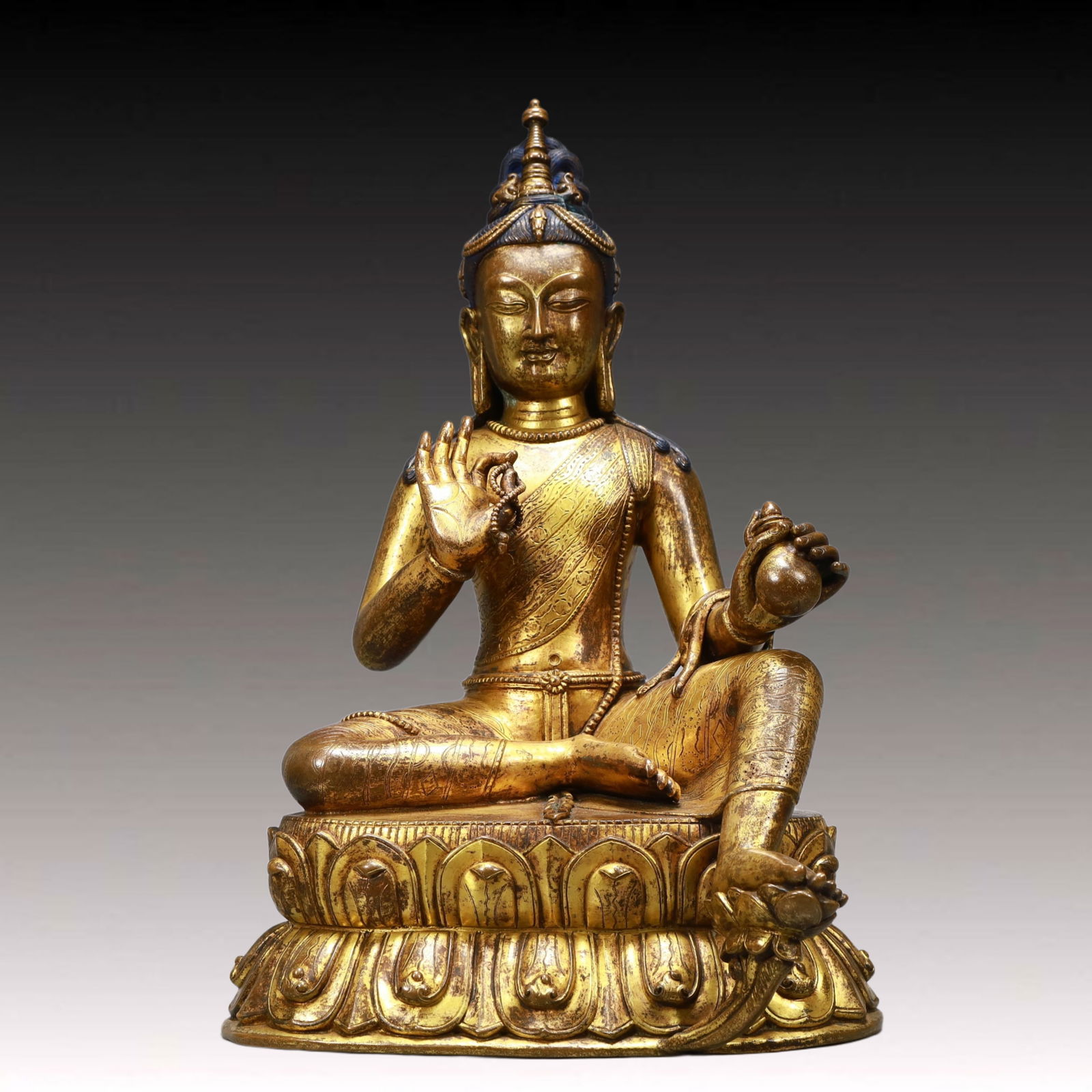 A Solemn Gilt Bronze Statue of Avalokitesvara: A Solemn Gilt Bronze Statue of Avalokitesvara,Ming Dynasty, China,Size:9.8inx7.1inx15.7in,Weight:7350g 铜鎏金观音像,中国明代