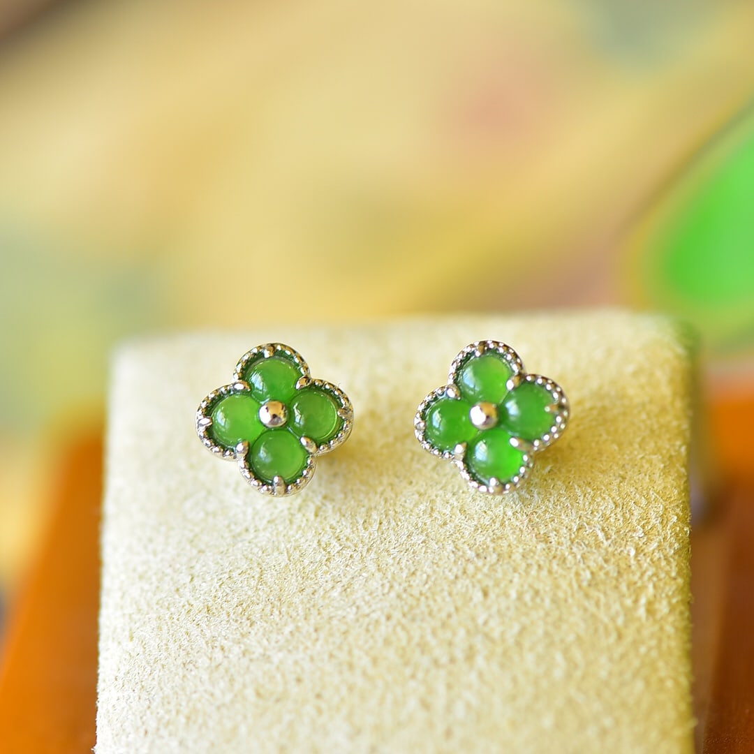 A Pair of Exquisite Sterling Silver Inlaid Jasper Earrings: A Pair of Exquisite Sterling Silver Inlaid Jasper Earrings,Size:0.4inx0.4in 一对纯银镶碧玉耳钉