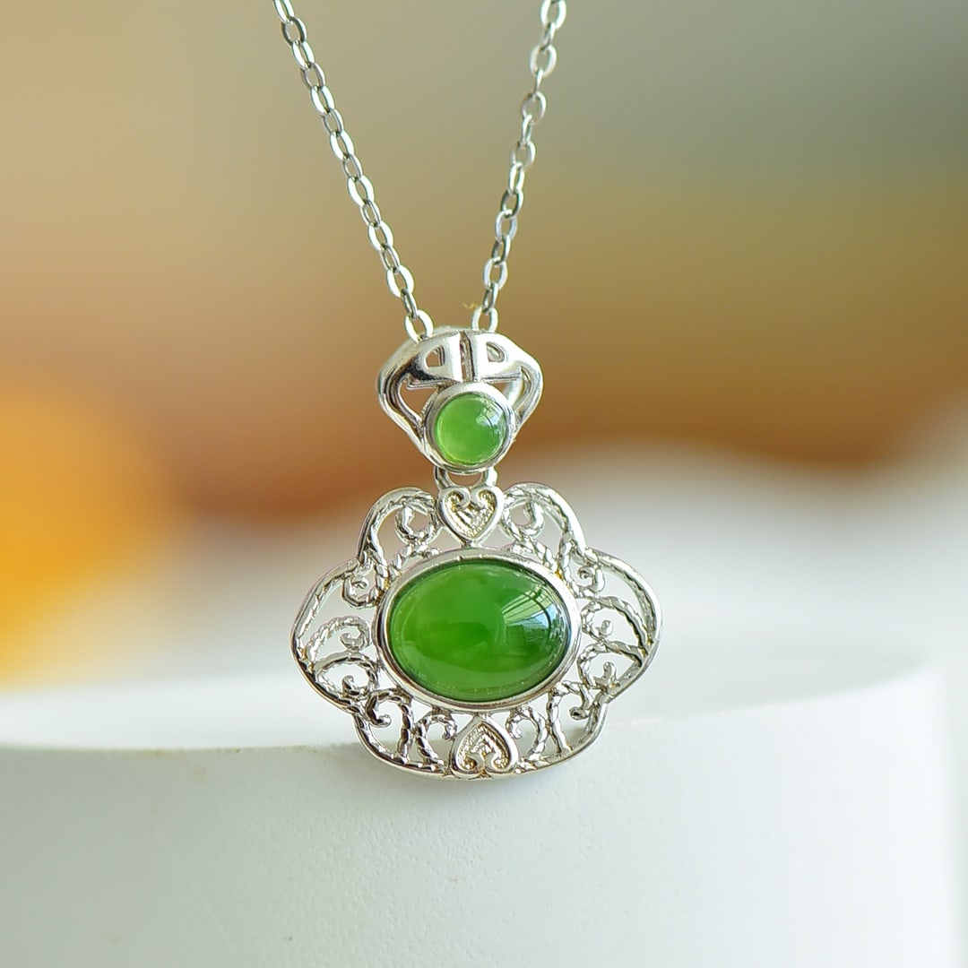 An Exquisite Sterling Silver Inlaid Jasper Pendant: An Exquisite Sterling Silver Inlaid Jasper Pendant 纯银镶碧玉项链