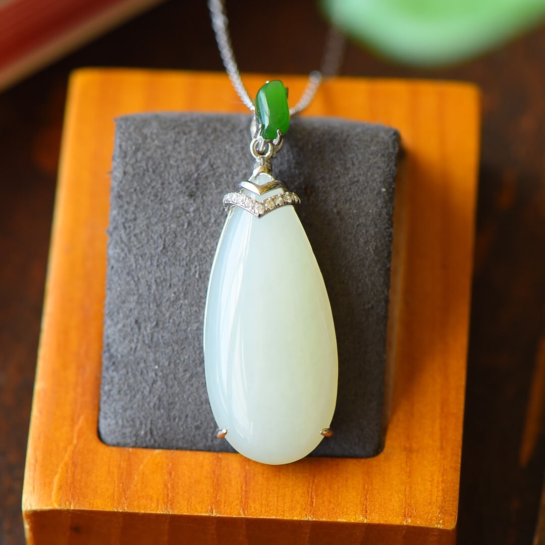 A Pair of Exquisite Sterling Silver Inlaid White Jade Necklace,Inlaid Diamond: A Pair of Exquisite Sterling Silver Inlaid White Jade Necklace,Inlaid Diamond,Size:0.7inx1.9in 纯银镶白玉项链,嵌钻石