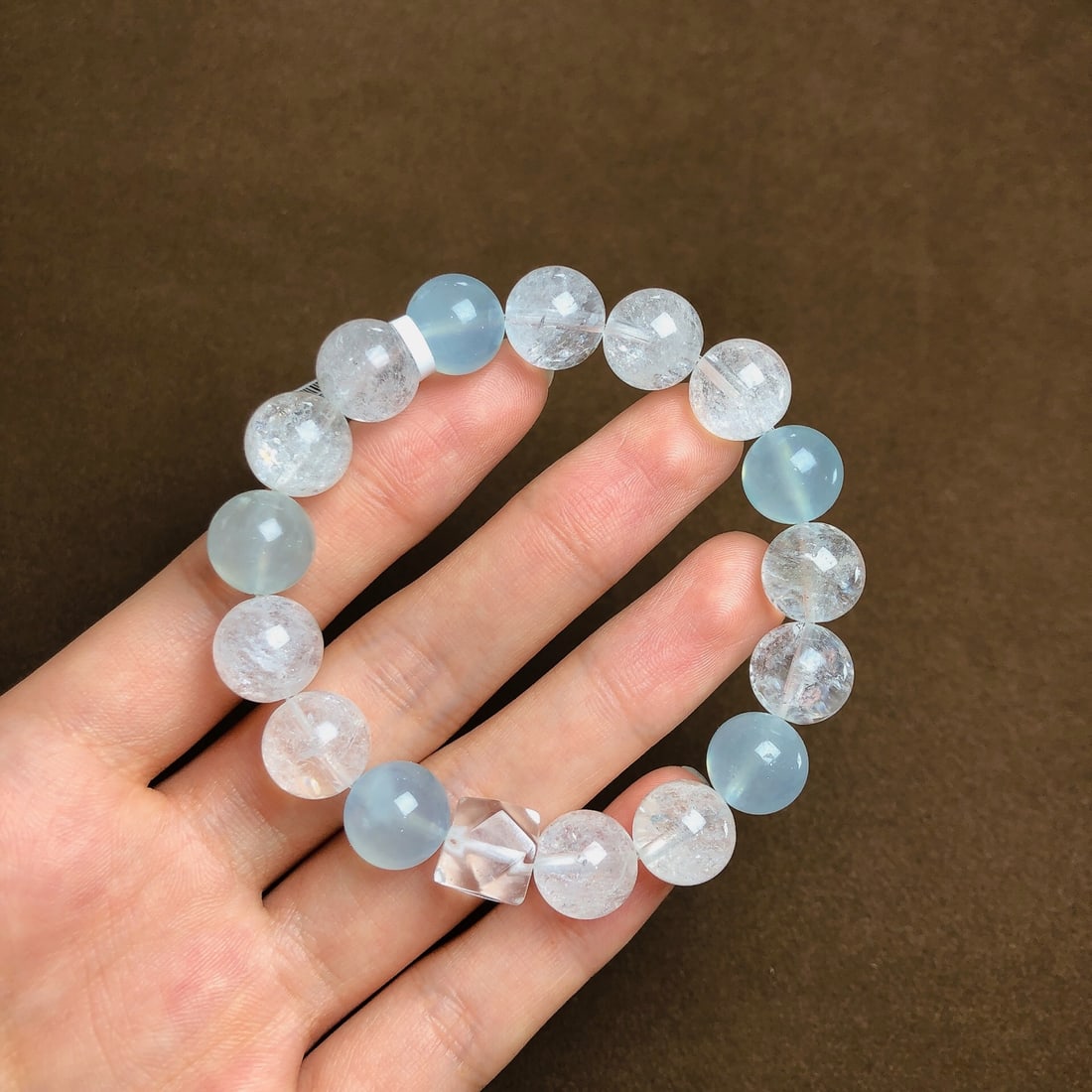 An Exquisite Crystal Aquamarine Bracelets: An Exquisite Crystal Aquamarine Bracelets,Size:0.4in,0.5in,Weight:33.8g 水晶海蓝宝手串