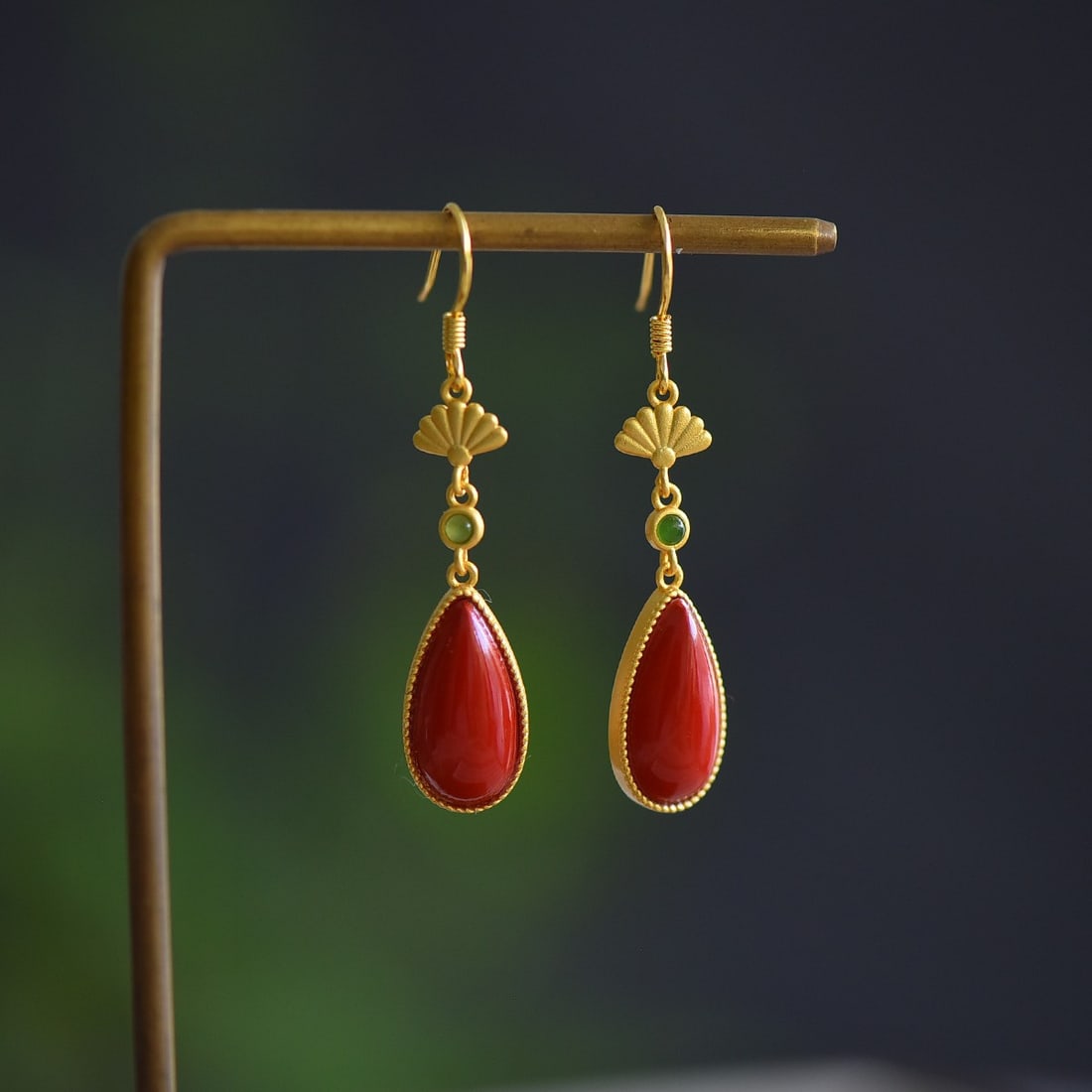A Pair of Exquisite Sterling Silver-Gold Plated Inlaid Cinnabar Earrings,Inlaid Jasper: A Pair of Exquisite Sterling Silver-Gold Plated Inlaid Cinnabar Earrings,Inlaid Jasper,Size:0.3inx0.6in 寓意:羽扇纶巾 