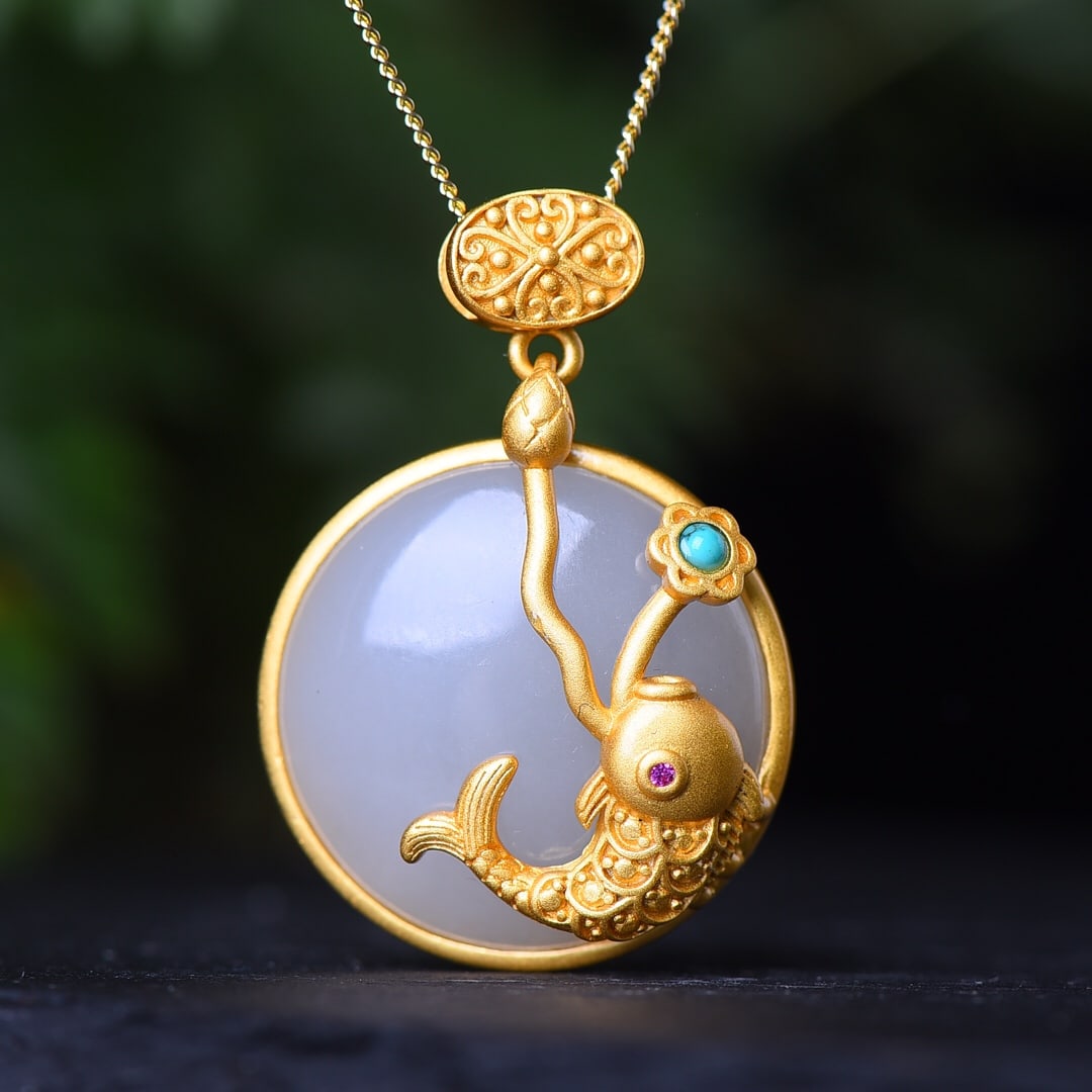 An Exquisite Sterling Silver-Gold Plated Inlaid White Jade Pendant: An Exquisite Sterling Silver-Gold Plated Inlaid White Jade Pendant,Size:0.9inx0.9in 纯银镀金镶白玉吊坠
