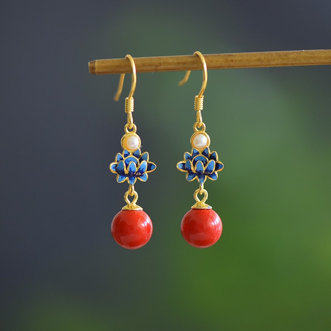 A Pair of Exquisite Sterling Silver-Gold Plated Inlaid Cinnabar Earrings: A Pair of Exquisite Sterling Silver-Gold Plated Inlaid Cinnabar Earrings,Size:0.3inx0.3in 一对纯银镀金镶朱砂耳环