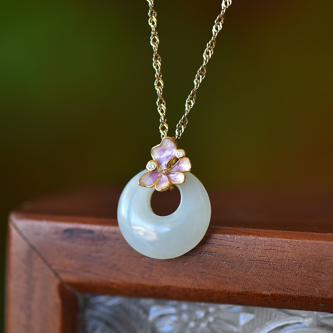 An Exquisite Sterling Silver-Gold Plated Inlaid White Jade Enamel Pendant: An Exquisite Sterling Silver-Gold Plated Inlaid White Jade Enamel Pendant,Size:0.6inx0.6in 纯银镀金镶白玉珐琅吊坠