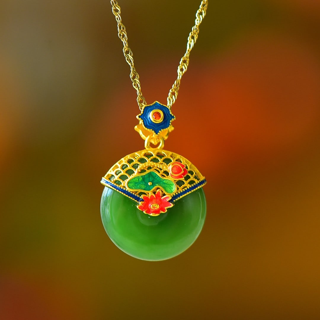 An Exquisite Sterling Silver-Gold Plated Inlaid Jasper Pendant: An Exquisite Sterling Silver-Gold Plated Inlaid Jasper Pendant 纯银镀金镶碧玉吊坠