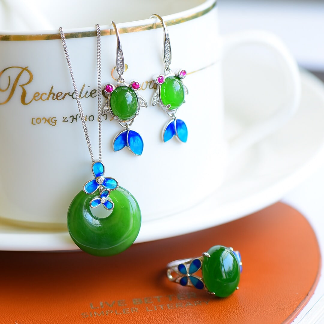 A Set of Fine Sterling Silver Inlaid Jasper Enamel Jewelrys,Inlaid Diamond: A Set of Fine Sterling Silver Inlaid Jasper Enamel Jewelrys,Inlaid Diamond,Size:(Pendant)0.8inx0.8in,(Ring)0.4inx0.6in,(Earrings)0.3inx0.4in 