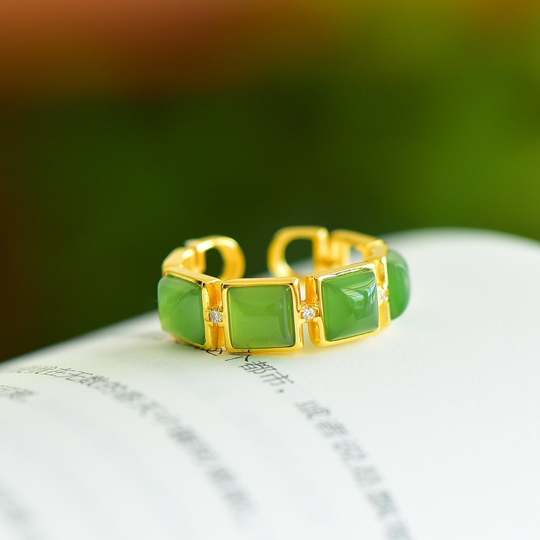 An Exquisite Sterling Silver-Gold Plated Inlaid Jasper Ring: An Exquisite Sterling Silver-Gold Plated Inlaid Jasper Ring 纯银镀金镶碧玉戒指