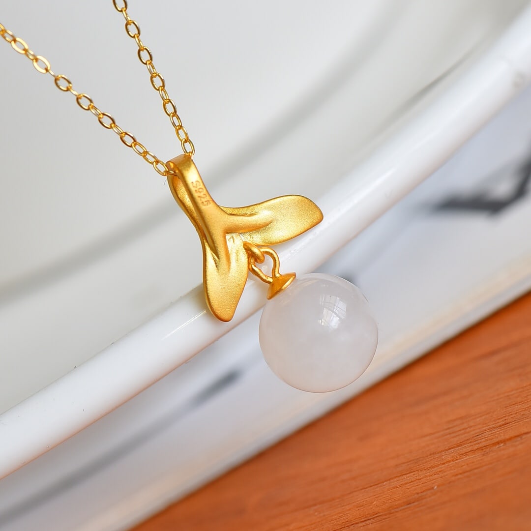 An Exquisite Sterling Silver-Gold Plated Inlaid White Jade Pendant: Sterling Silver-Gold Plated Inlaid White Jade Pendant , Size :0.4inx0.4in 纯银镀金镶白玉吊坠,尺寸:0.4inx0.4in