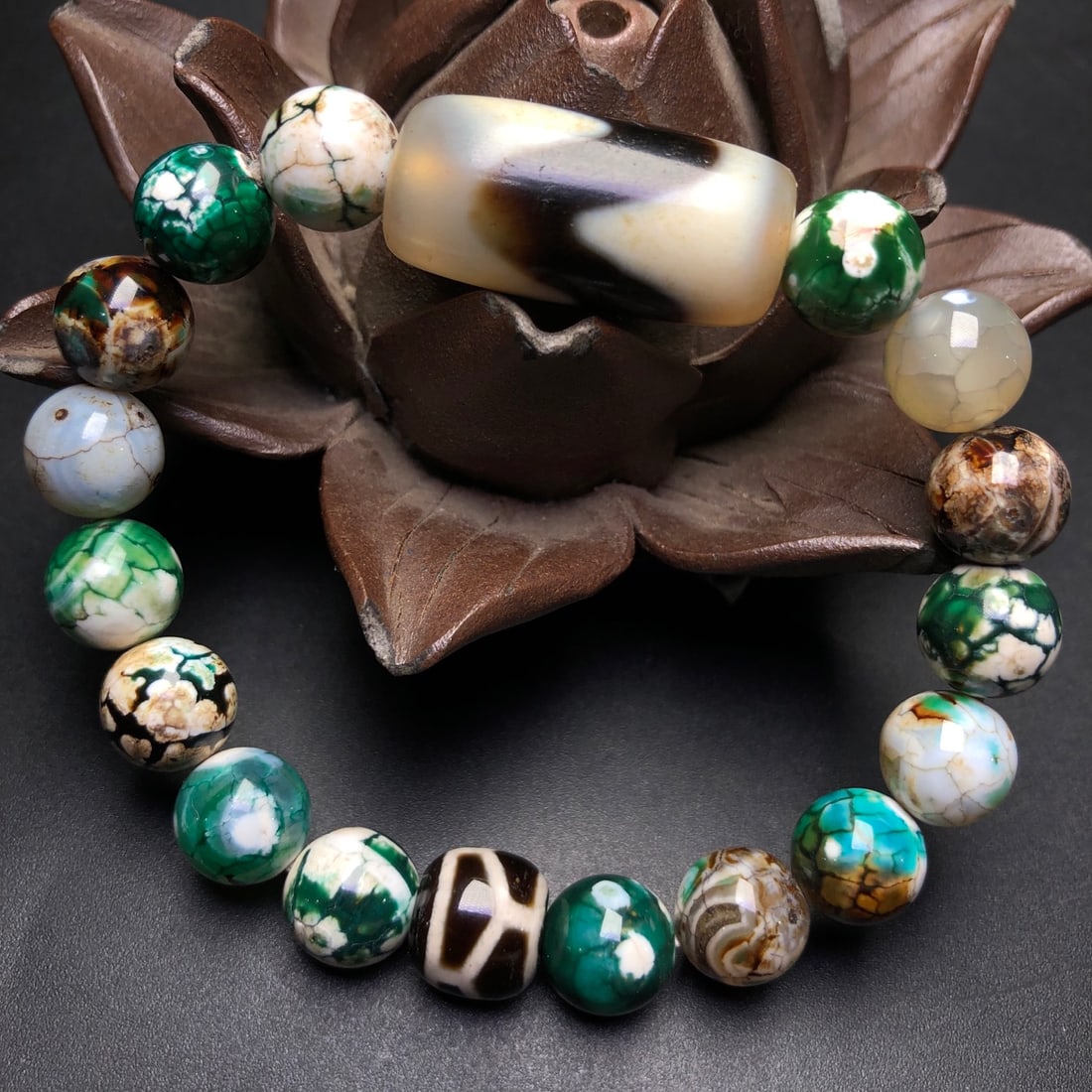 A Precious Agate Bracelets: A Precious Agate Bracelets,Size:1.1inx0.5in 玛瑙手串