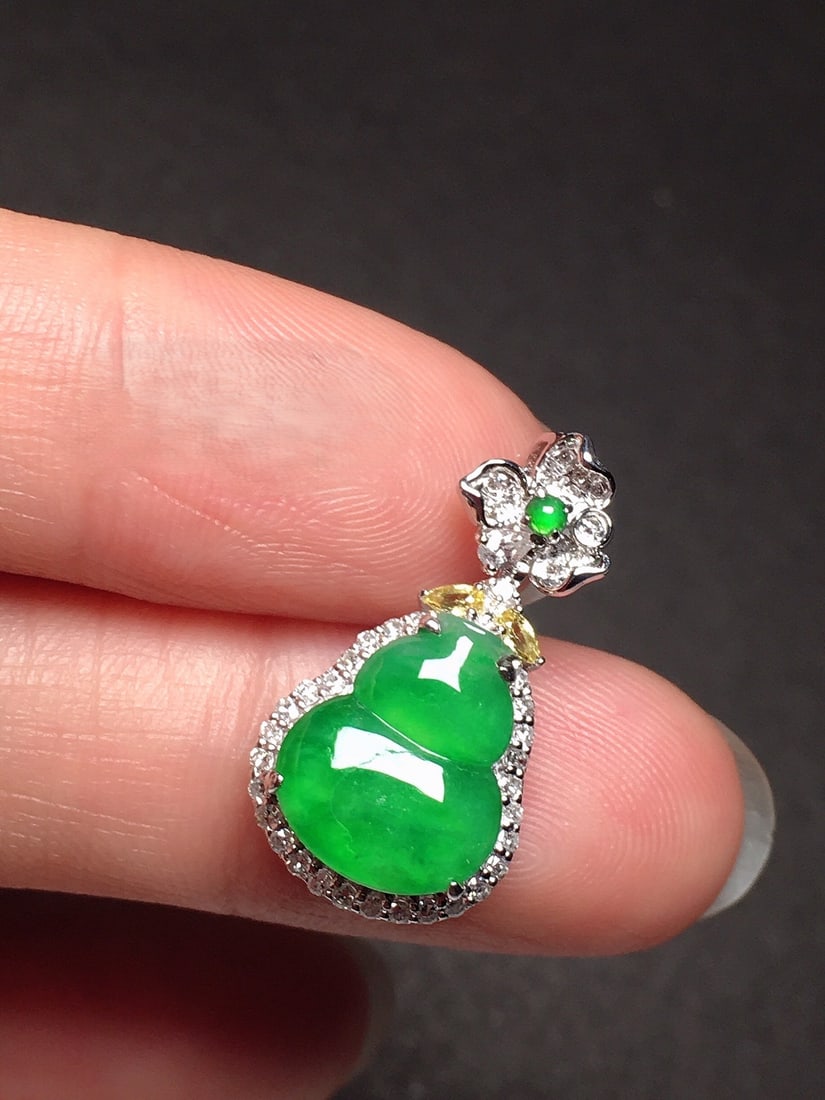 An Exquisite 18k Gold Diamond Inlaid Jadeite Gourd Pendant: An Exquisite 18k Gold Diamond Inlaid Jadeite Gourd Pendant,Size:0.9inx0.4inx0.2in 18k金钻镶嵌翡翠葫芦吊坠