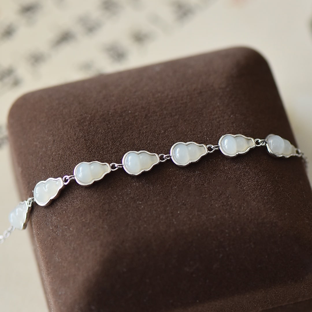 An Exquisite Sterling Silver Inlaid White Jade Bracelet: An Exquisite Sterling Silver Inlaid White Jade Bracelet,Size:0.2inx0.3in 纯银镶白玉手链