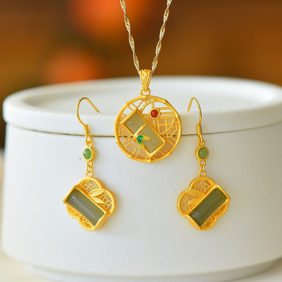 A Set of Fine Sterling Silver-Gold Plated Inlaid Sapphire Jewelrys: A Set of Fine Sterling Silver-Gold Plated Inlaid Sapphire Jewelrys 一套纯银镀金镶青玉首饰