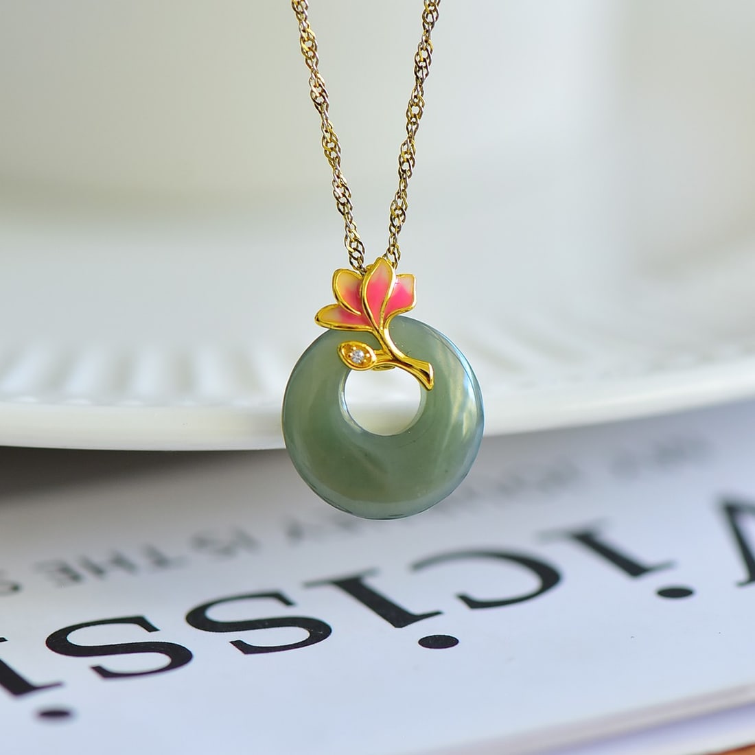 An Exquisite Sterling Silver-Gold Plated Inlaid Greenish Jade Enamel Pendant: An Exquisite Sterling Silver-Gold Plated Inlaid Greenish Jade Enamel Pendant,Size:0.6inx0.6in 纯银镀金镶青玉珐琅吊坠