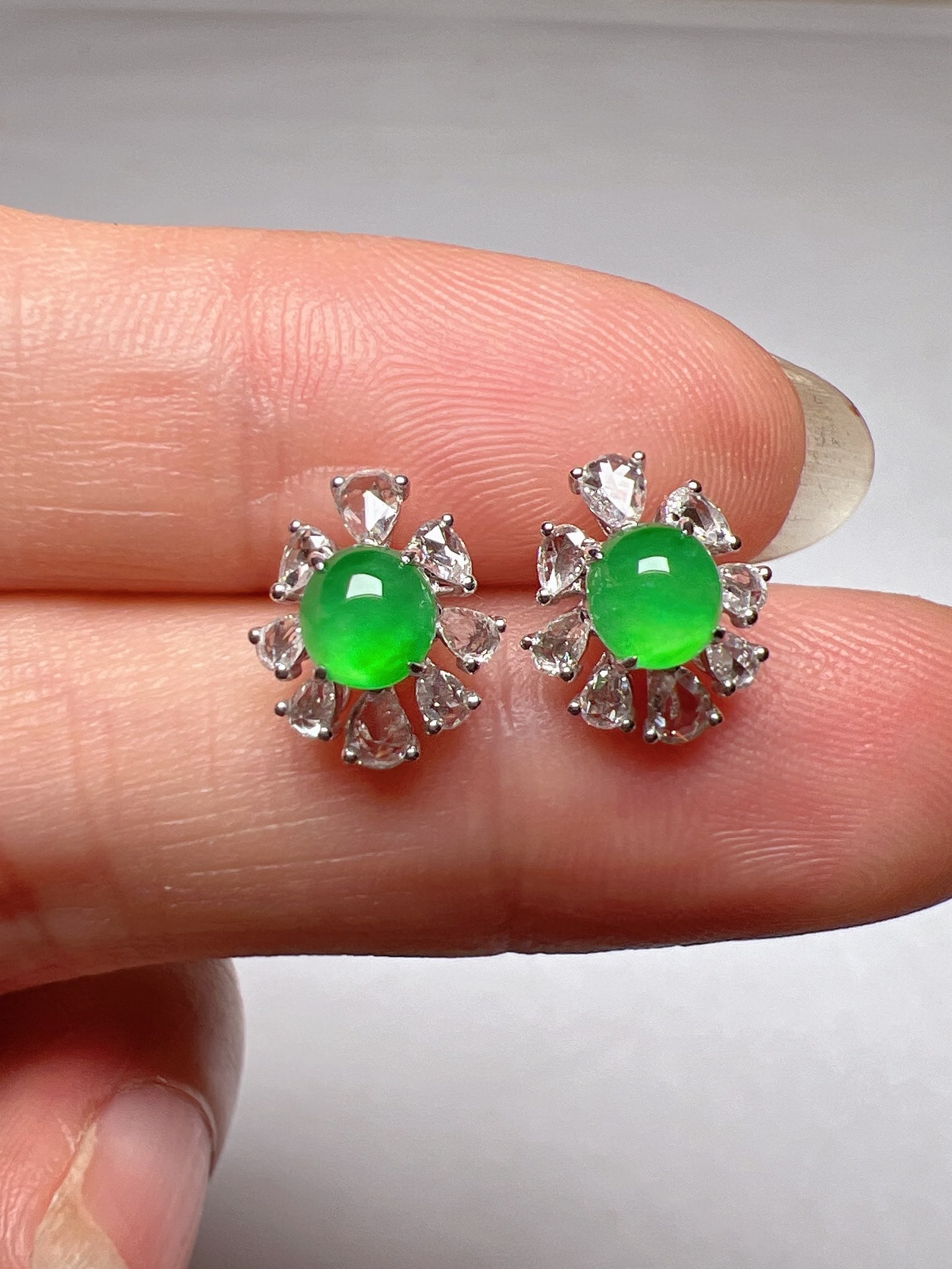 A Pair of Exquisite 18k Gold Diamond Inlaid Jadeite Earrings: A Pair of Exquisite 18k Gold Diamond Inlaid Jadeite Earrings,Size(Loose Stone):0.2inx0.2in 一对18k金钻镶嵌翡翠耳钉