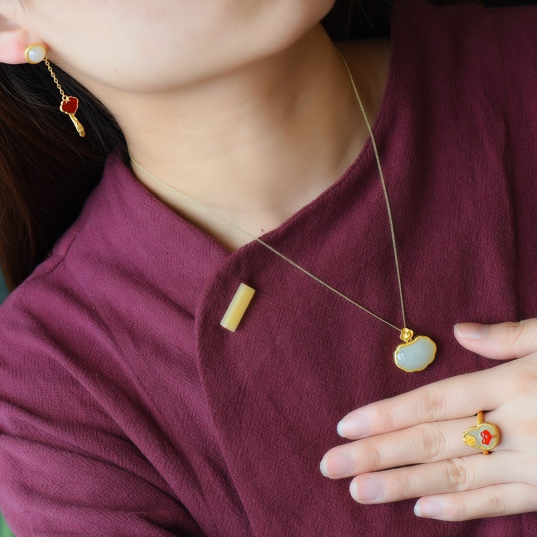 A Set of Fine Sterling Silver-Gold Plated Inlaid White Jade Jewelrys: A Set of Fine Sterling Silver-Gold Plated Inlaid White Jade Jewelrys,Size:(Ring)0.4inx0.6in,(Earrings)0.3inx0.3in,(Pendant)0.5inx0.7in 